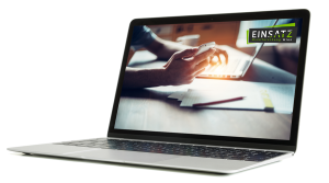 Laptop mit Mann und Einsatz_Marktforschung Logo auf Bildschirmhintergrund